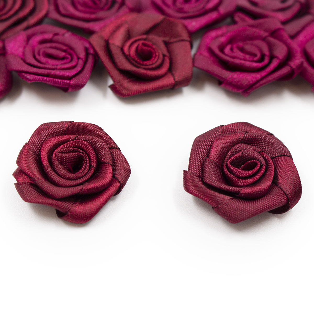 Сколько стоят атласные розы. Картинки розы на атласной ткани. Картинки фон розы на атласной ткани. Розы на атласной ткани поздравления. Цветок розовый пришивной купить.