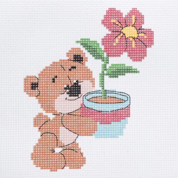 Набор для вышивания нитками Hobby&Pro Kids, Медвежонок с цветком 19х18 см