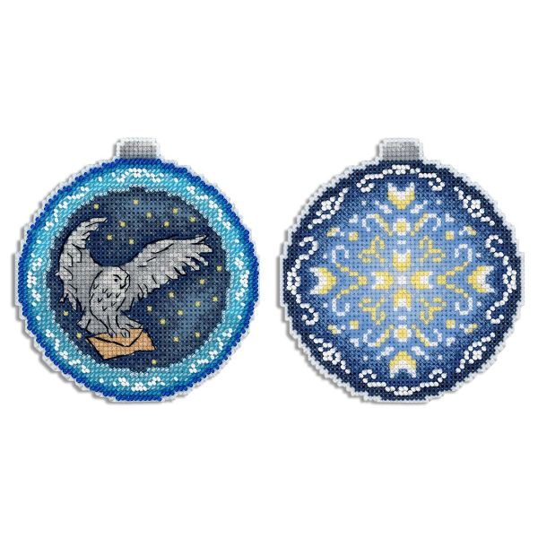 Набор для вышивания нитками МП Студия Р-962, на пластиковой канве Новогодний шар. Крылатый почтальон, 11х10 см