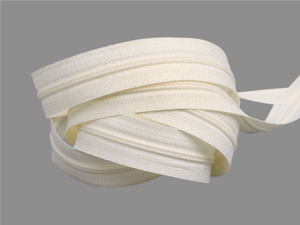 Молния рулонная витая (спираль) Т3 (3 мм) УСИЛЕННАЯ, НА БОБИНЕ, S-121 кремовая, аналог 571 (цв.SBS) / кор. 1200 метров