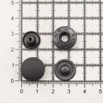 Кнопка Альфа (S-образная) ⌀15.0 мм, ≈720 шт, шляпка пластик + отв.части МЕТАЛЛ, 322 черн. + отв.части оксид, NEW STAR