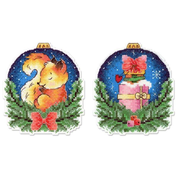 Набор для вышивания нитками МП Студия Р-1160, на пластиковой канве Новогодний шар с белочкой, 10х9 см