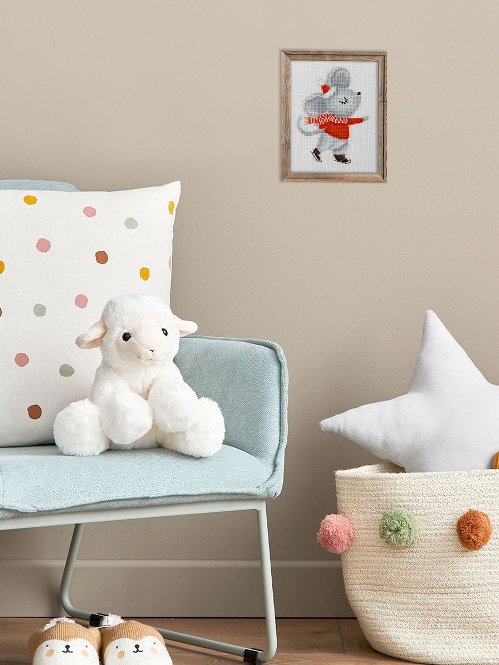 Набор для вышивания нитками Klart 8-558, Мышка на катке, 11х14 см