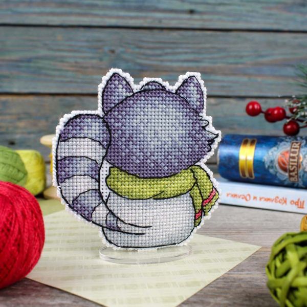 Набор для вышивания нитками МП Студия, на пластиковой канве Учёный енот 9х9см