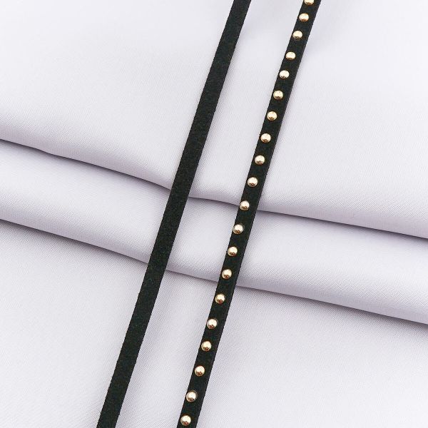 Шнур плоский замша искусственная 5.0 мм / 16 метров, с зол. клепками, цв. черный, 25385