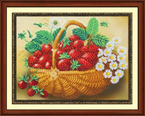 Набор для вышивания бисером Паутинка, Лукошко клубники 37,5х29 см