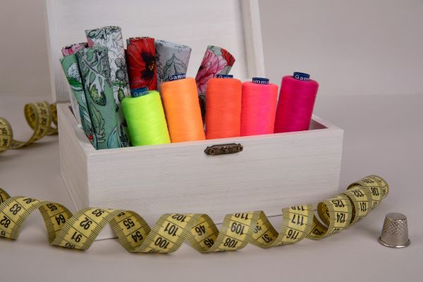 Нитки швейные бытовые Gamma 40/2, 365 м / 5 кат, неоновое ассорти 02