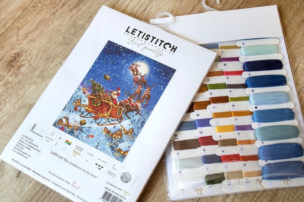 Набор для вышивания нитками LetiStitch, Санта разносит подарки 40х30 см