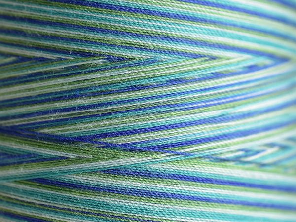 Нитки для машинной стежки Madeira Aeroquilt меланж №40, 2750 м, цв. 9601, 9131B, 1 катушка