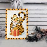 Алмазная (кристальная) мозаика Фрея, Тигренок с подарком, 14х19.5 см
