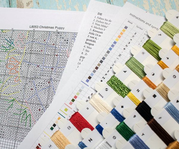 Набор для вышивания нитками LetiStitch, Рождественский щенок, 26х26 см