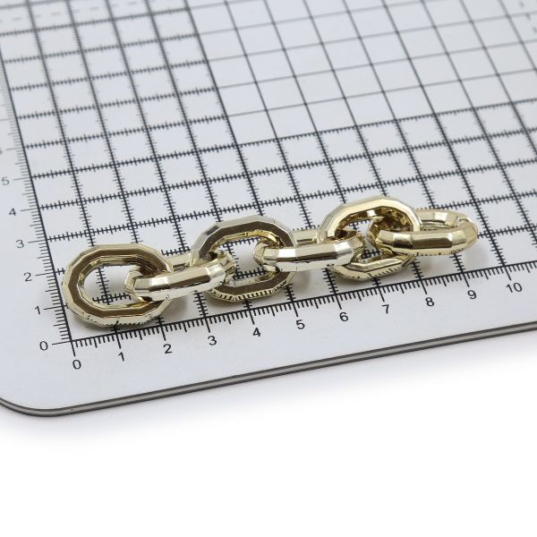 Цепь пластик 10 см, размер звена 26х18 мм, золото