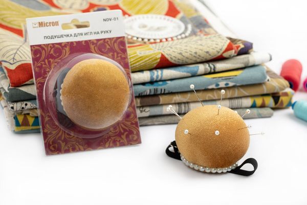 Подушечка для игл на руку бежево-золотой, бархат, Micron NDV-01