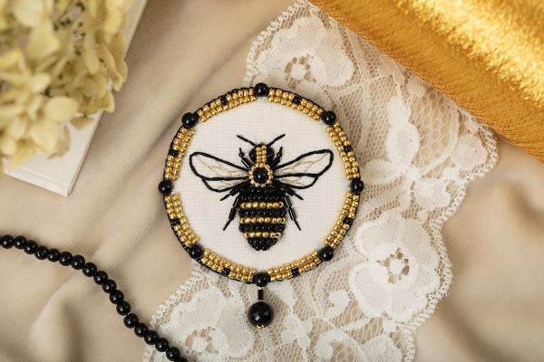 Набор для вышивания бисером Klart, Брошь. Пчела, 7х6 см