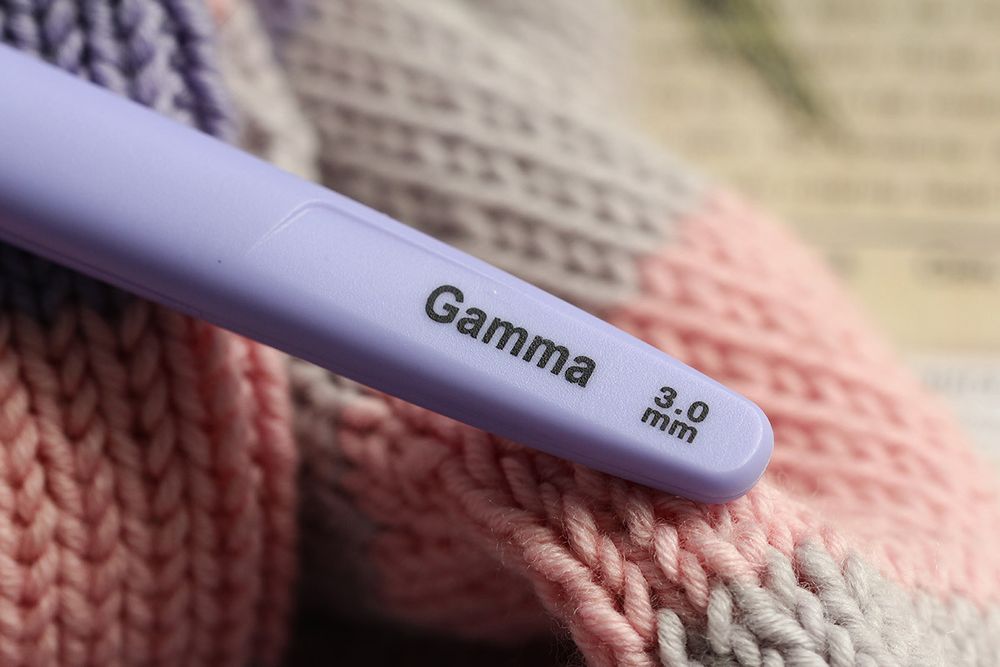 Крючок для вязания с подсветкой пластик ⌀4.0 мм, 15.6 см, розовый, Gamma CH-LD