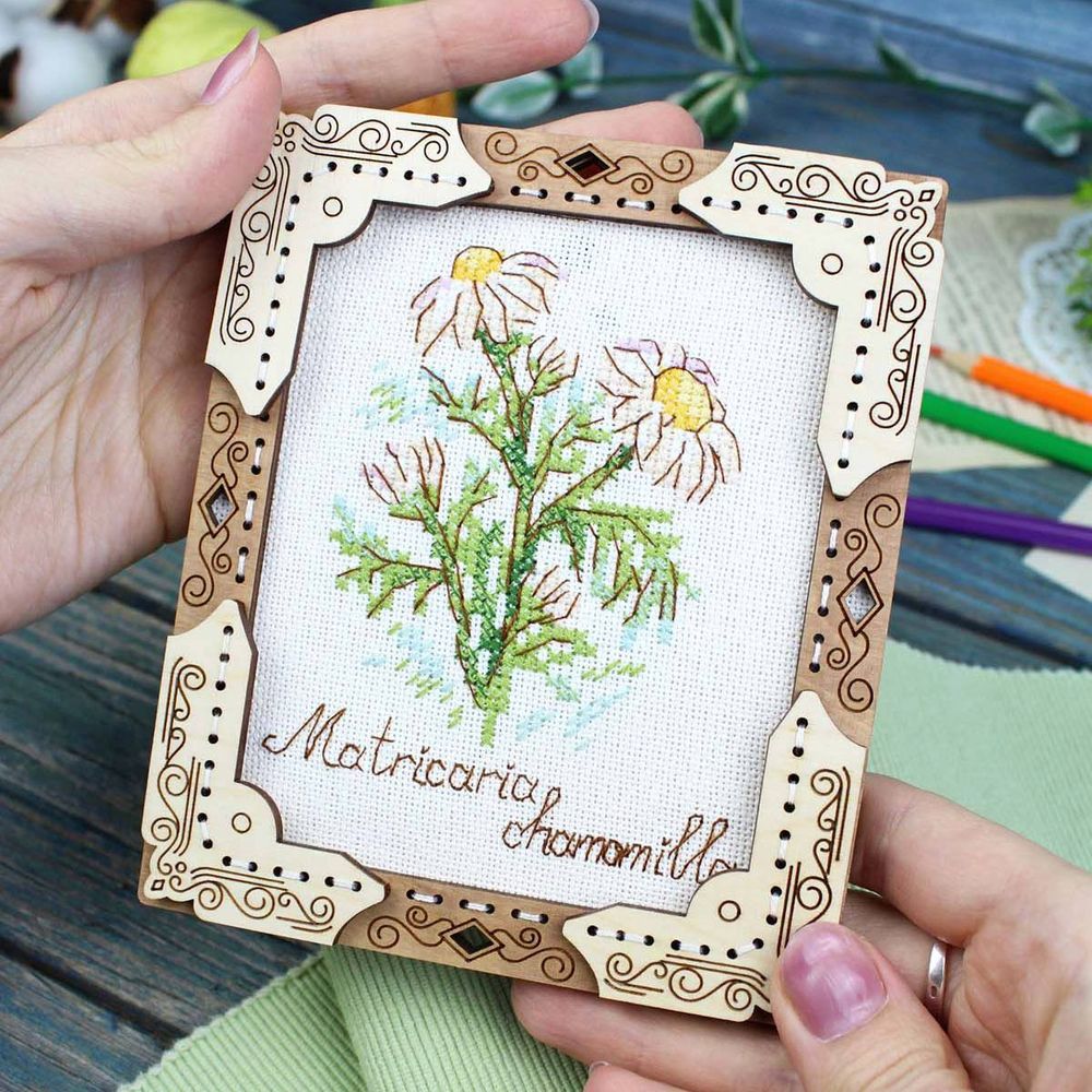 Набор для вышивания нитками МП Студия, на деревянной основе Миниатюра. Ромашка 13х11см