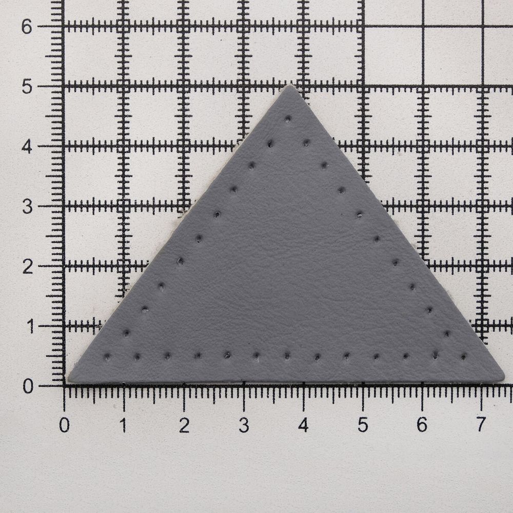 Заплатки пришивные из кожи, треугольник равнобедр., стор. 6см, с перфорацией, 2 шт, 100% кожа, 07 серый, 9902