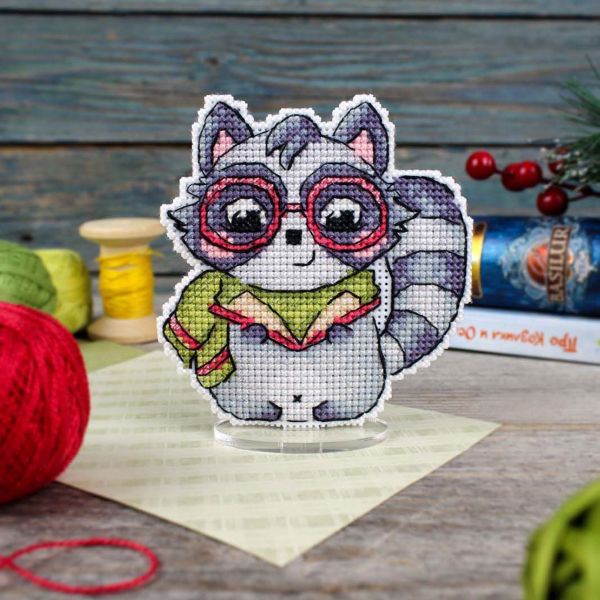 Набор для вышивания нитками МП Студия, на пластиковой канве Учёный енот 9х9см