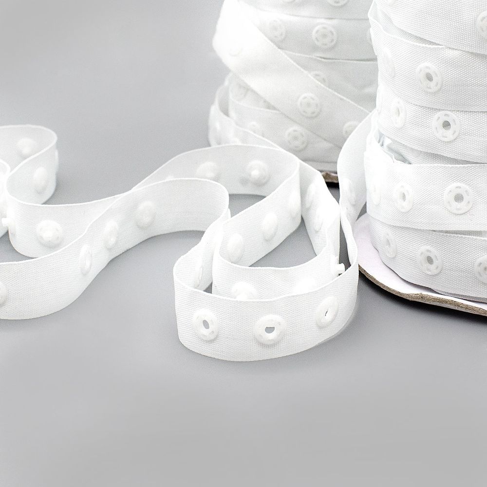 Кнопки пластиковые на тесьме (кн. ⌀8мм, тесьма 18мм, шаг 17 мм по, 3 шт, шаг 30 мм), цв.белый, 45.7м