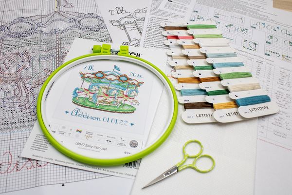 Набор для вышивания нитками LetiStitch, Детская карусель, 16.5х15.5 см