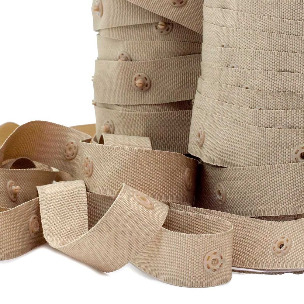 Кнопки пластиковые на тесьме (кн. ⌀ 7мм, тесьма 18 мм, шаг 1.7 см), бежевый, 45.7м