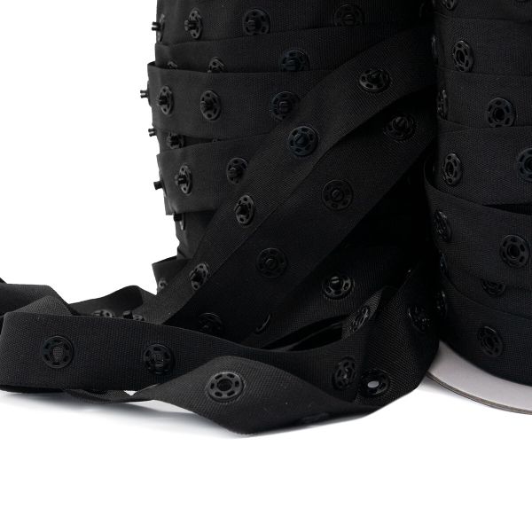 Кнопки пластиковые на тесьме (кн. ⌀ 7мм, тесьма 18 мм, шаг 1.7 см), цв.черный, 45.7м