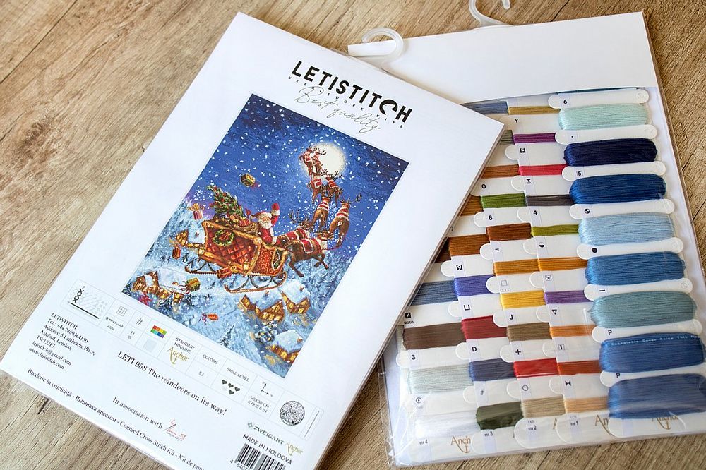 Набор для вышивания нитками LetiStitch, Санта разносит подарки 40х30 см