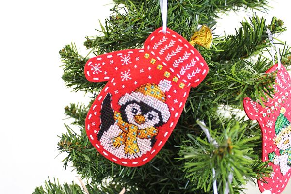 Набор для вышивания нитками МП Студия (Жар-птица), Новогодняя варежка из фетра Пингвинёнок 13х10 см
