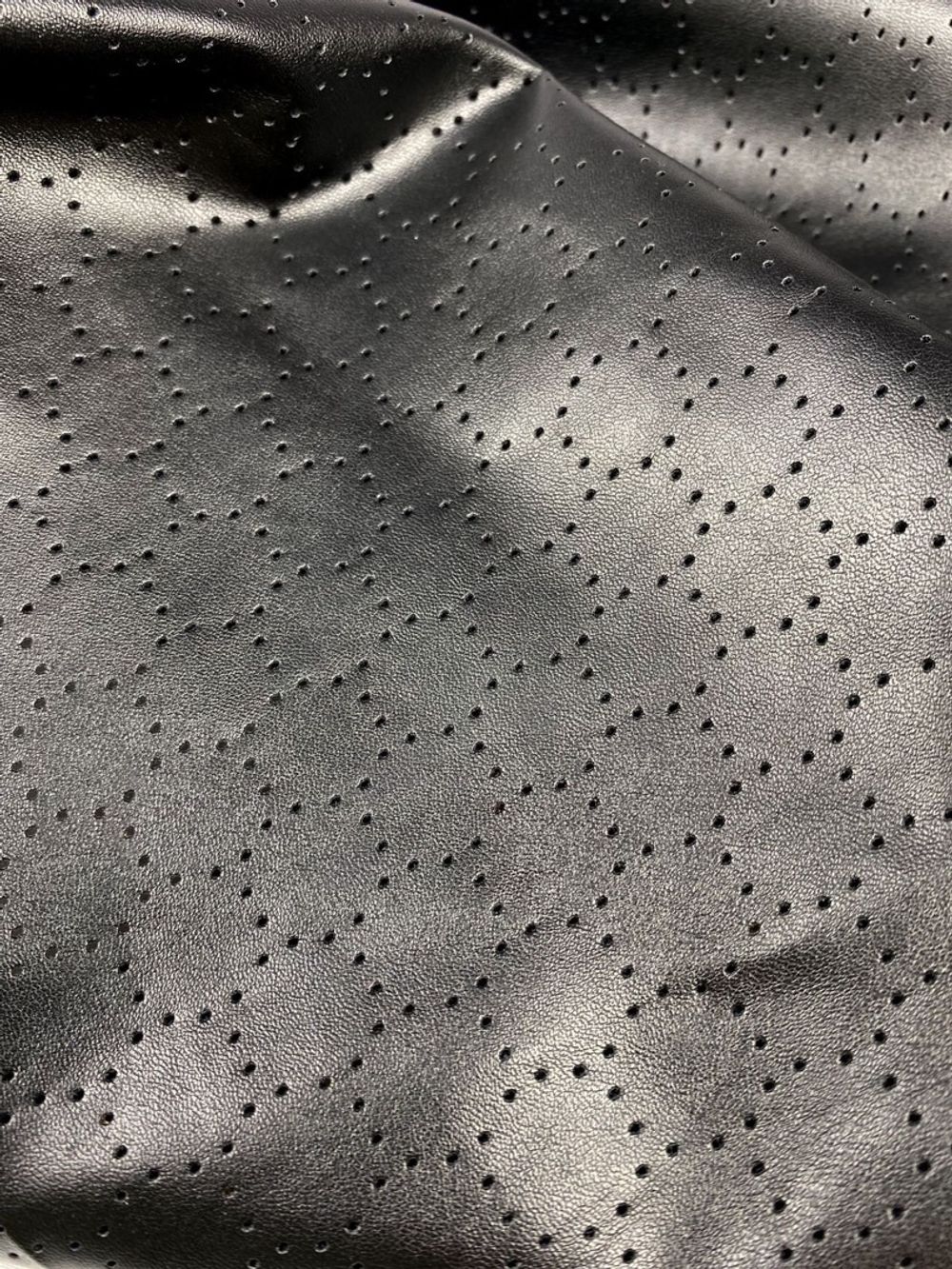 Кожа искусственная с перфорацией (ткань) 240 г/м², 143 см, цв.01 черный, 24.5м, M09921 /TOS/