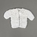Кофта вязаная мини (ручная вязка), ширина 8см длина 9см рукав 5см цв.белый