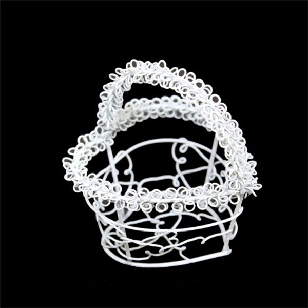 Миниатюра кукольная: Корзинка витая металлическая в форме сердца, 4,5х6,5см, белый