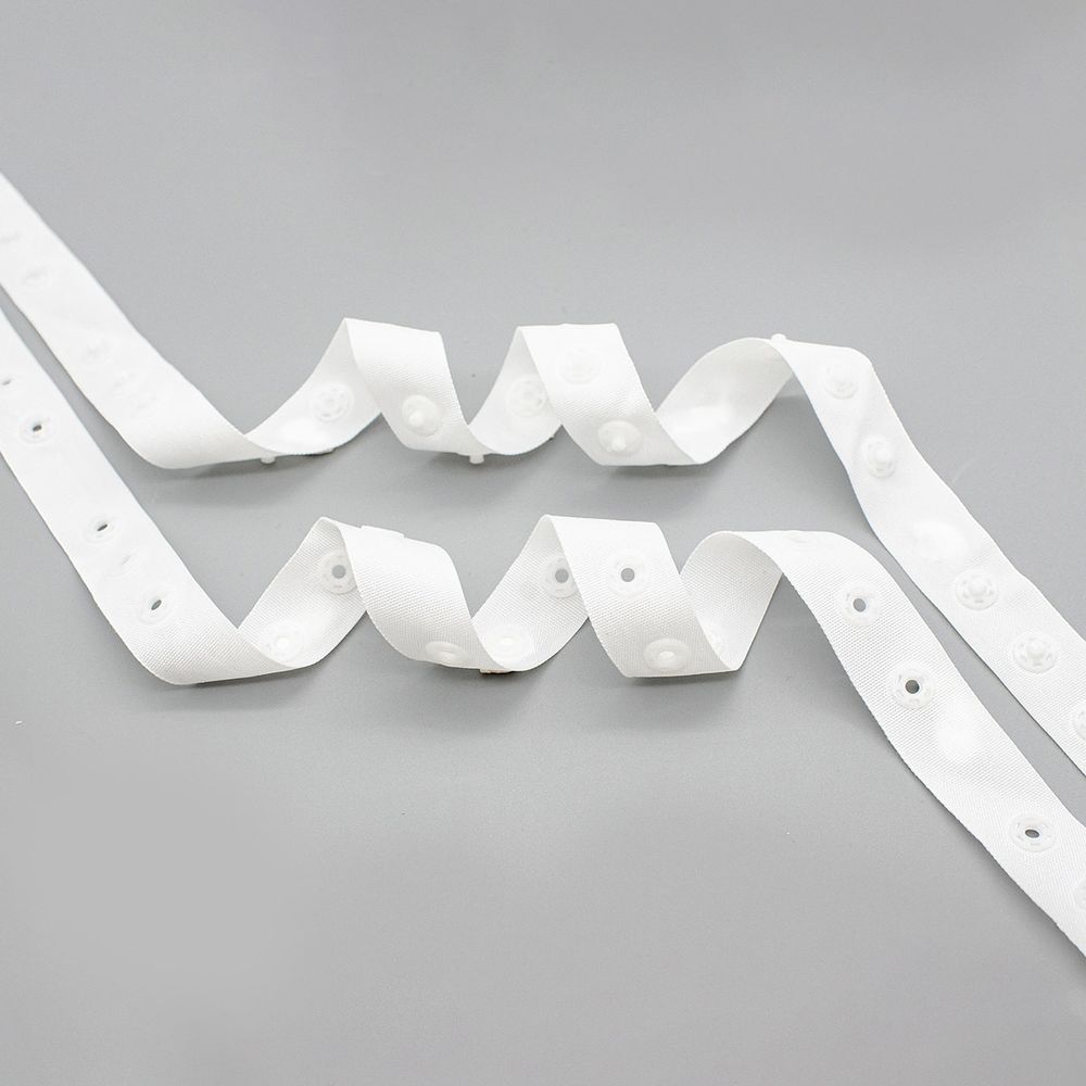 Кнопки пластиковые на тесьме (кн. ⌀8мм, тесьма 18мм, шаг 17 мм по, 3 шт, шаг 30 мм), цв.белый, 45.7м