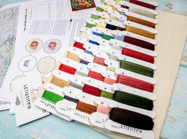 Набор для вышивания нитками LetiStitch, Рождественский щенок, 26х26 см