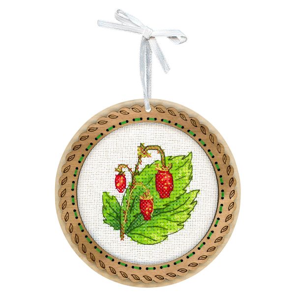 Набор для вышивания нитками МП Студия О-133, на деревянной основе Миниатюра. Дачные ягоды. Земляника 10х10 см