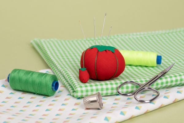 Подушечка для игл Помидор 5.5 см, красный, Gamma ТОМ-5.5