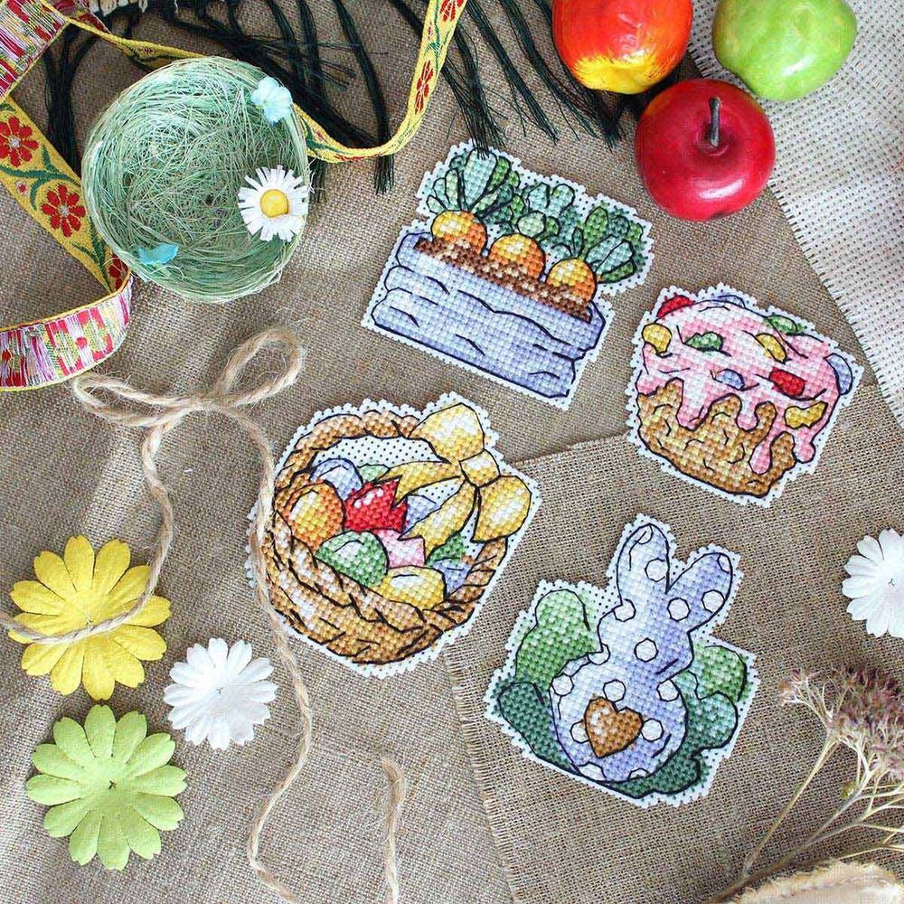 Набор для вышивания на пластиковой канве МП Студия Кролик и морковки 8х7см, Р-499