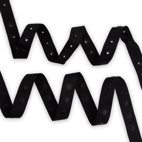 Кнопки пластиковые на тесьме (кн. ⌀8мм, тесьма 18мм, шаг 17 мм по, 3 шт, шаг 30 мм), цв. черный, 10 м