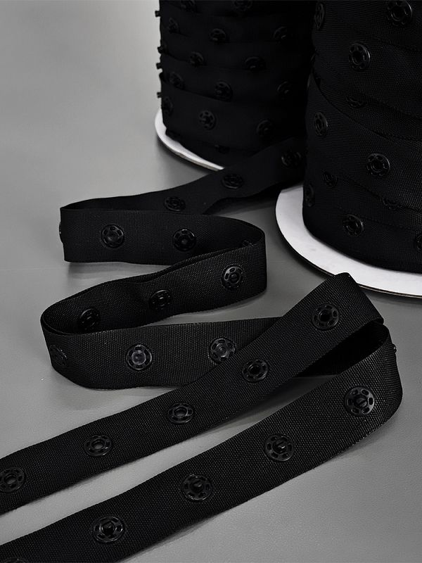 Кнопки пластиковые на тесьме (кн. ⌀8 мм, тесьма 18 мм, шаг 1.7 см), TBY-64424, черный, 45.7 метра