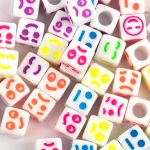 Бусины пластик ⌀6 мм, 500 шт (10х50 шт), №02 смайлики, Hobbius ABFB-01