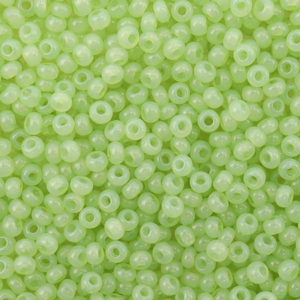 Бисер Preciosa 10/0 (2.3 мм), 500 г, эффект алебастра, круг.отв., (02154) 331-19001-10/0