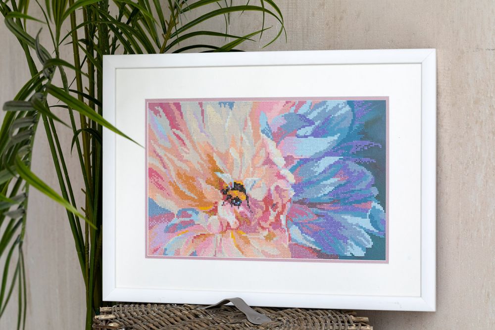 Алмазная (кристальная) мозаика Фрея ALVR-227, Шмель на пионе, 40х25 см