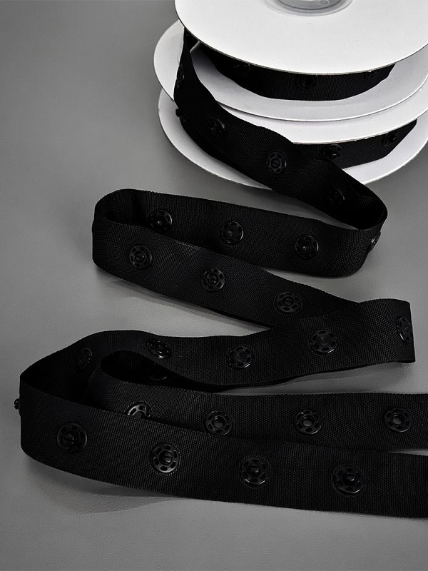 Кнопки пластиковые на тесьме (кн. ⌀8 мм, тесьма 18 мм, шаг 1.7 см), TBY-64424, черный, 5 метров