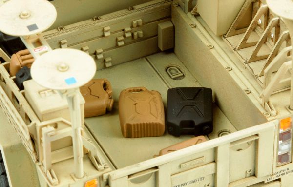 Модель сборная: тактическая машина поддержки, Husky TSV 1/35, Meng VS-009