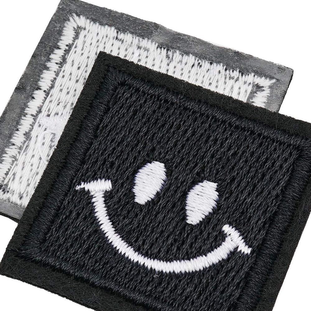 Термоаппликация Кубик с улыбкой 35х35мм (W.Black (бело-черный)), 2 шт, LA527