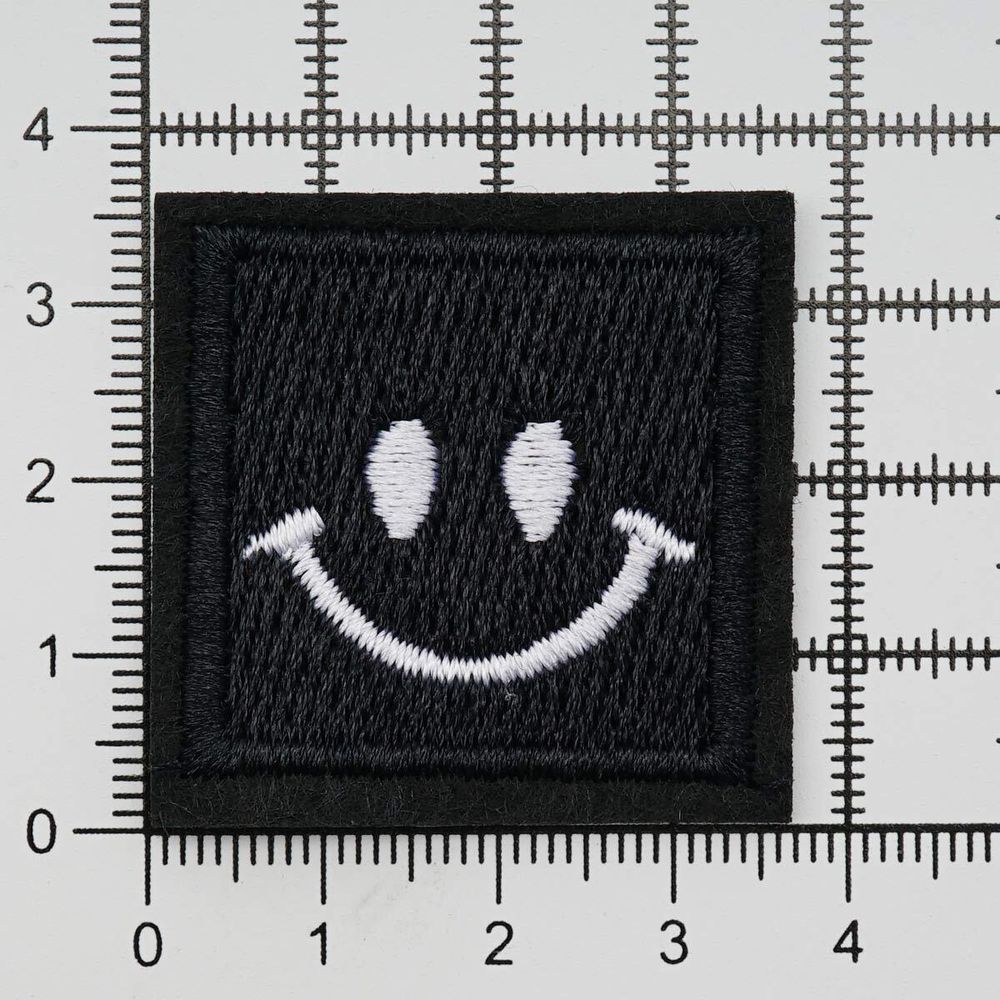 Термоаппликация Кубик с улыбкой 35х35мм (W.Black (бело-черный)), 2 шт, LA527