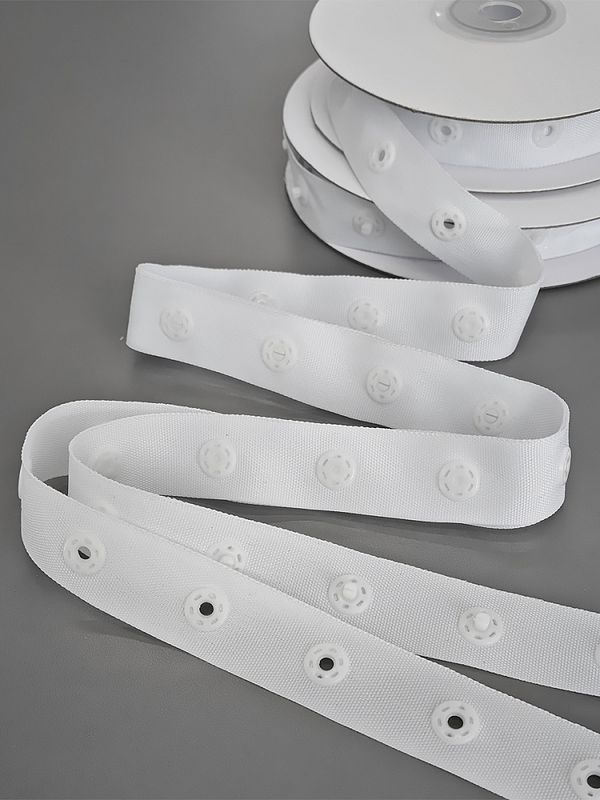 Кнопки пластиковые на тесьме (кн. ⌀7 мм, тесьма 18 мм, шаг 1.7 см), TBY-64423, белый, 5 метров