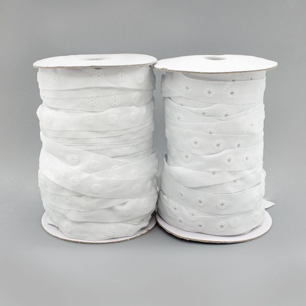 Кнопки пластиковые на тесьме (кн. ⌀8мм, тесьма 18мм, шаг 17 мм по, 3 шт, шаг 30 мм), цв.белый, 45.7м