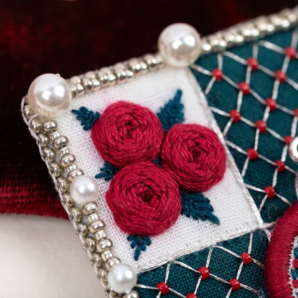 Набор для вышивания бисером Klart 10-515, Герб вышивальщицы, 4.5х9.5 см