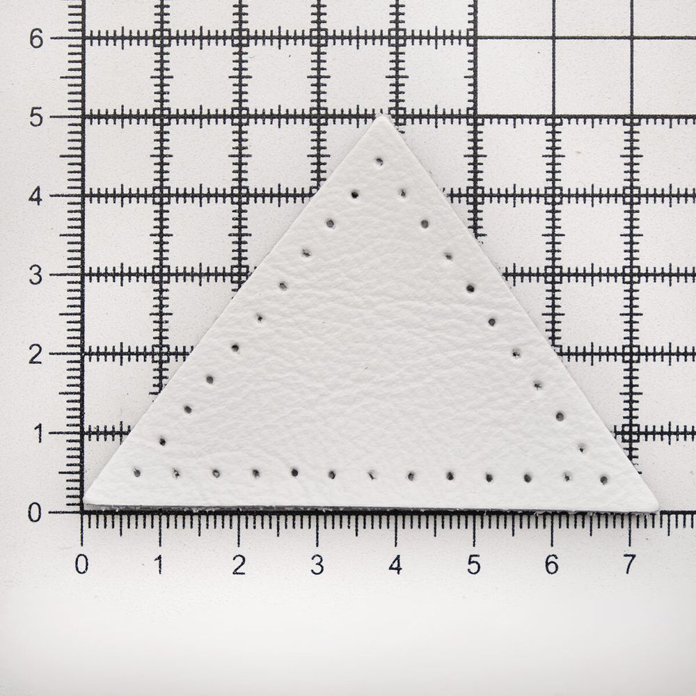 Заплатки пришивные из кожи, треугольник равнобедр., стор. 6см, с перфорацией, 2 шт, 100% кожа, 08 белый, 9902