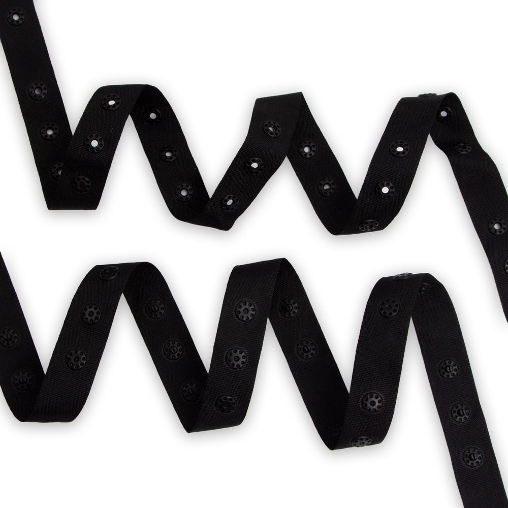 Кнопки пластиковые на тесьме (кн. ⌀8мм, тесьма 18мм, шаг 17 мм по, 3 шт, шаг 30 мм), цв. черный, 10 м